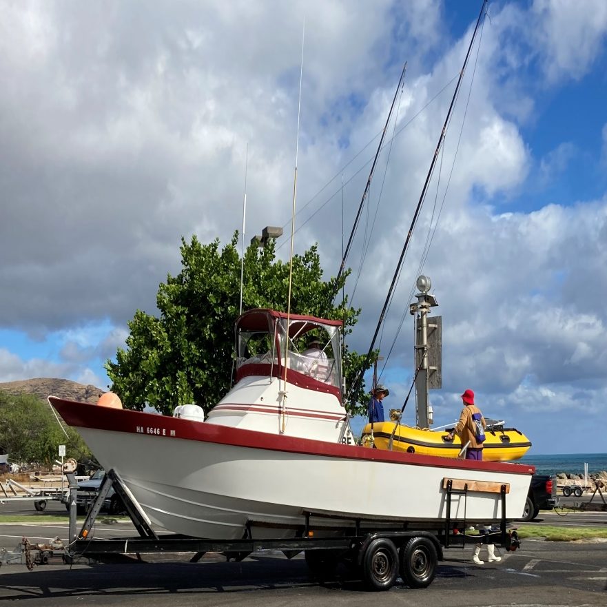 LITTLE DINGHY then returned the inflatable and passengers safely to Waianae Boat Harbor.